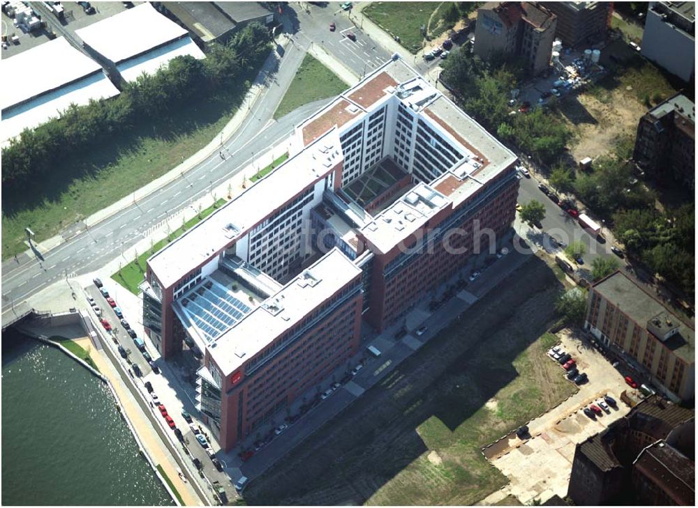 Berlin from above - 03.09.2004, Blick auf das neue Verdi Gebäude. Der ver.di-Landesbezirk ist zusammen mit dem ver.di-Bezirk Berlin und der ver.di-Bundesverwaltung in den Neubau in der Köpenicker Straße gezogen. Das gesamte Bauvorhaben lag im Zeitplan, die Schlüsselübergabe erfolgte am 30. Juni 2004.Köpenicker Str. 30, 10179 BerlinTel.: (030) 88 66 - 6, Fax: (030) 88 66 - 49 99