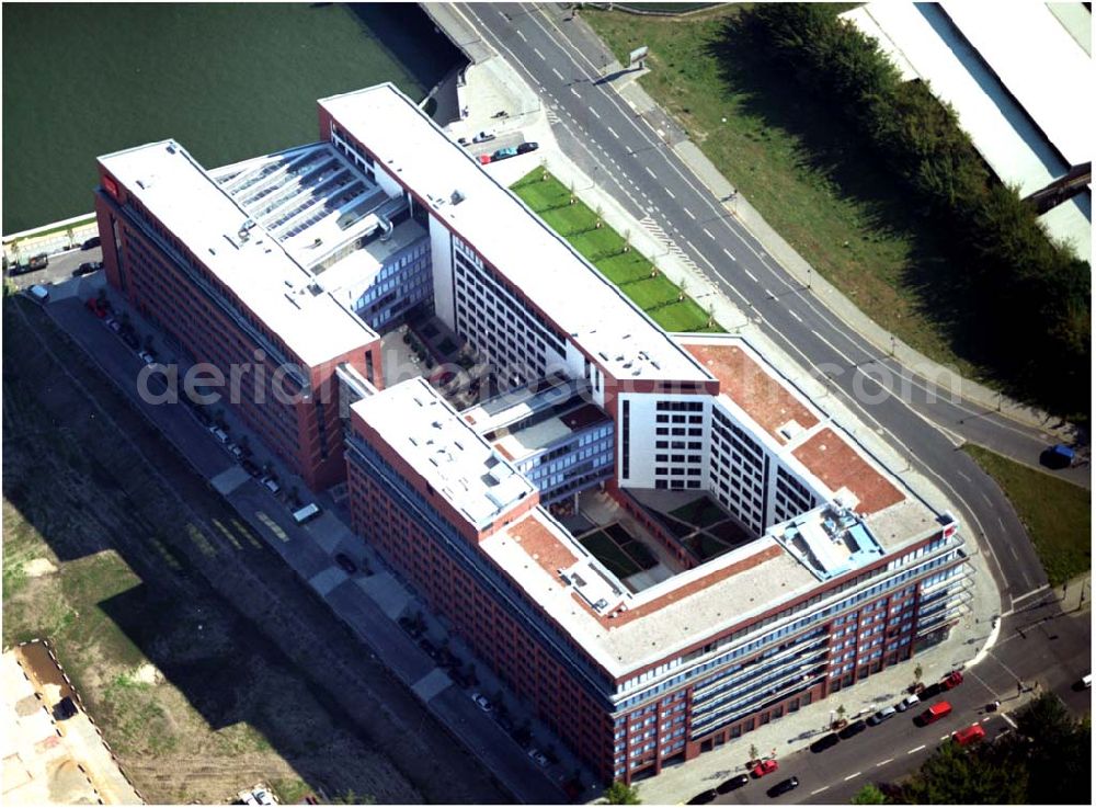 Berlin from the bird's eye view: 03.09.2004, Blick auf das neue Verdi Gebäude. Der ver.di-Landesbezirk ist zusammen mit dem ver.di-Bezirk Berlin und der ver.di-Bundesverwaltung in den Neubau in der Köpenicker Straße gezogen. Das gesamte Bauvorhaben lag im Zeitplan, die Schlüsselübergabe erfolgte am 30. Juni 2004.Köpenicker Str. 30, 10179 BerlinTel.: (030) 88 66 - 6, Fax: (030) 88 66 - 49 99