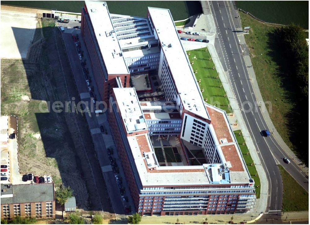 Aerial image Berlin - 03.09.2004, Blick auf das neue Verdi Gebäude. Der ver.di-Landesbezirk ist zusammen mit dem ver.di-Bezirk Berlin und der ver.di-Bundesverwaltung in den Neubau in der Köpenicker Straße gezogen. Das gesamte Bauvorhaben lag im Zeitplan, die Schlüsselübergabe erfolgte am 30. Juni 2004.Köpenicker Str. 30, 10179 BerlinTel.: (030) 88 66 - 6, Fax: (030) 88 66 - 49 99