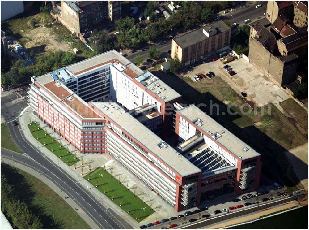 Aerial photograph Berlin - 03.09.2004, Blick auf das neue Verdi Gebäude. Der ver.di-Landesbezirk ist zusammen mit dem ver.di-Bezirk Berlin und der ver.di-Bundesverwaltung in den Neubau in der Köpenicker Straße gezogen. Das gesamte Bauvorhaben lag im Zeitplan, die Schlüsselübergabe erfolgte am 30. Juni 2004.Köpenicker Str. 30, 10179 BerlinTel.: (030) 88 66 - 6, Fax: (030) 88 66 - 49 99