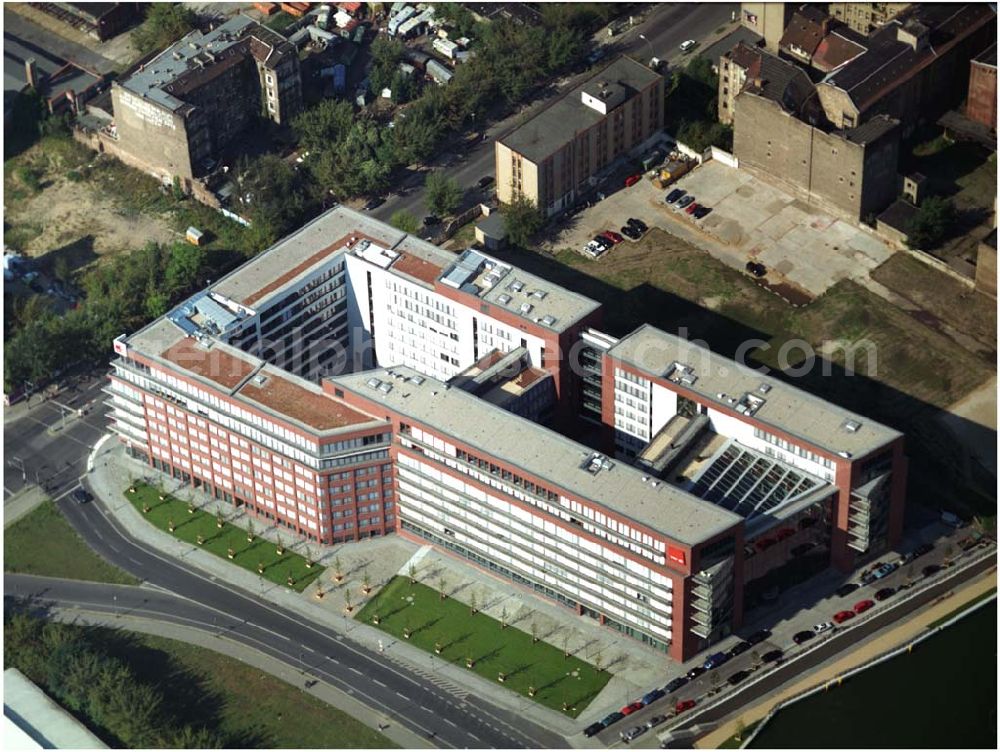 Berlin from above - 03.09.2004, Blick auf das neue Verdi Gebäude. Der ver.di-Landesbezirk ist zusammen mit dem ver.di-Bezirk Berlin und der ver.di-Bundesverwaltung in den Neubau in der Köpenicker Straße gezogen. Das gesamte Bauvorhaben lag im Zeitplan, die Schlüsselübergabe erfolgte am 30. Juni 2004.Köpenicker Str. 30, 10179 BerlinTel.: (030) 88 66 - 6, Fax: (030) 88 66 - 49 99