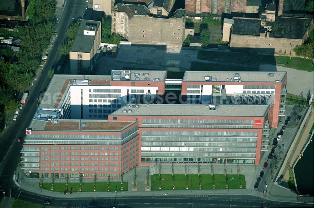 Berlin from the bird's eye view: 03.09.2004, Blick auf das neue Verdi Gebäude. Der ver.di-Landesbezirk ist zusammen mit dem ver.di-Bezirk Berlin und der ver.di-Bundesverwaltung in den Neubau in der Köpenicker Straße gezogen. Das gesamte Bauvorhaben lag im Zeitplan, die Schlüsselübergabe erfolgte am 30. Juni 2004.Köpenicker Str. 30, 10179 BerlinTel.: (030) 88 66 - 6, Fax: (030) 88 66 - 49 99