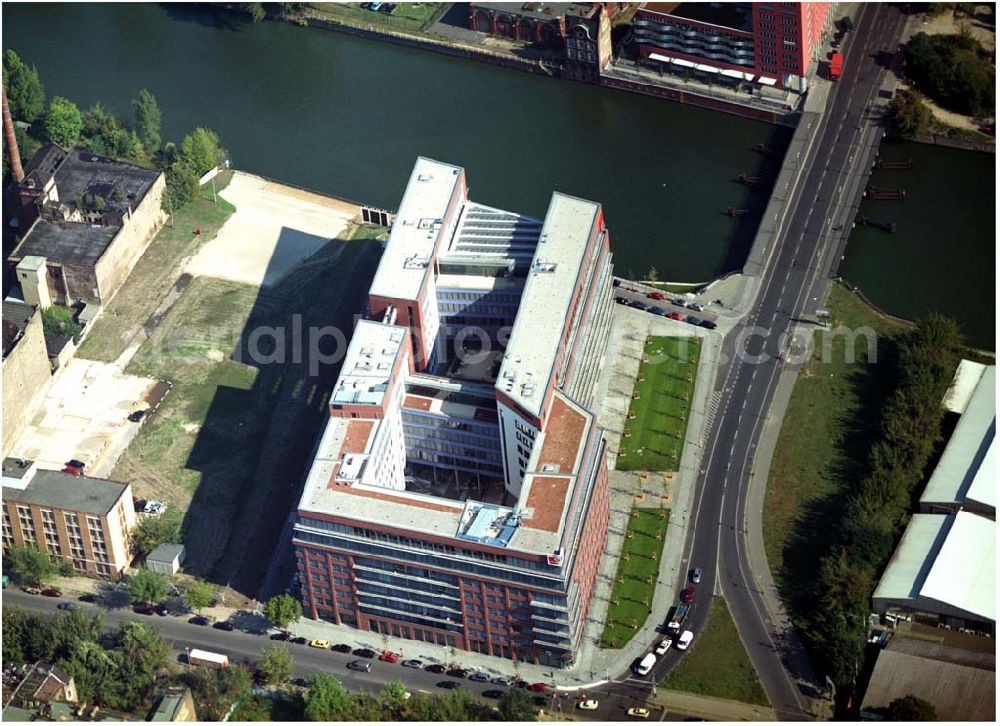 Berlin from above - 03.09.2004, Blick auf das neue Verdi Gebäude. Der ver.di-Landesbezirk ist zusammen mit dem ver.di-Bezirk Berlin und der ver.di-Bundesverwaltung in den Neubau in der Köpenicker Straße gezogen. Das gesamte Bauvorhaben lag im Zeitplan, die Schlüsselübergabe erfolgte am 30. Juni 2004.Köpenicker Str. 30, 10179 BerlinTel.: (030) 88 66 - 6, Fax: (030) 88 66 - 49 99