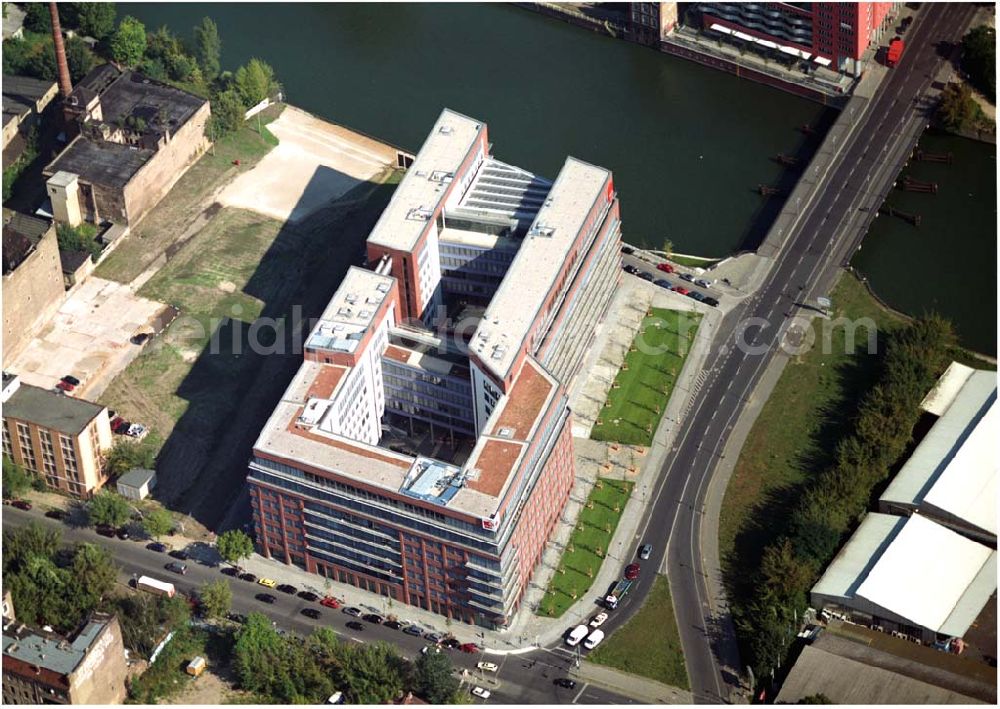 Berlin from the bird's eye view: 03.09.2004, Blick auf das neue Verdi Gebäude. Der ver.di-Landesbezirk ist zusammen mit dem ver.di-Bezirk Berlin und der ver.di-Bundesverwaltung in den Neubau in der Köpenicker Straße gezogen. Das gesamte Bauvorhaben lag im Zeitplan, die Schlüsselübergabe erfolgte am 30. Juni 2004.Köpenicker Str. 30, 10179 BerlinTel.: (030) 88 66 - 6, Fax: (030) 88 66 - 49 99