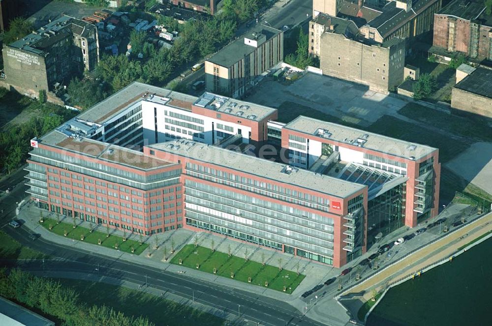 Aerial image Berlin Friedrichshain - 20.09.2004, Blick auf das neue Verdi Gebäude. Der ver.di-Landesbezirk ist zusammen mit dem ver.di-Bezirk Berlin und der ver.di-Bundesverwaltung in den Neubau in der Köpenicker Straße