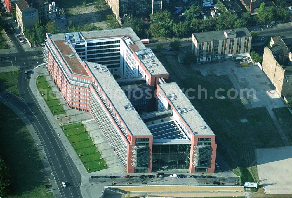 Aerial photograph Berlin Friedrichshain - 20.09.2004, Blick auf das neue Verdi Gebäude. Der ver.di-Landesbezirk ist zusammen mit dem ver.di-Bezirk Berlin und der ver.di-Bundesverwaltung in den Neubau in der Köpenicker Straße