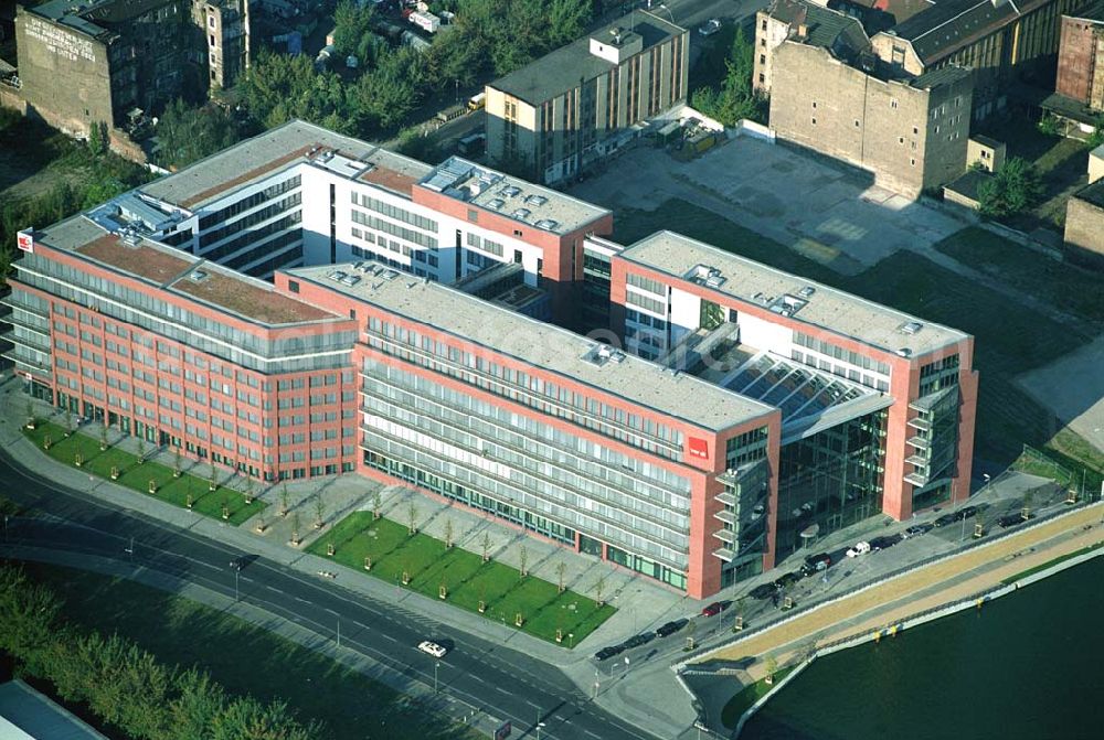 Berlin Friedrichshain from above - 20.09.2004, Blick auf das neue Verdi Gebäude. Der ver.di-Landesbezirk ist zusammen mit dem ver.di-Bezirk Berlin und der ver.di-Bundesverwaltung in den Neubau in der Köpenicker Straße