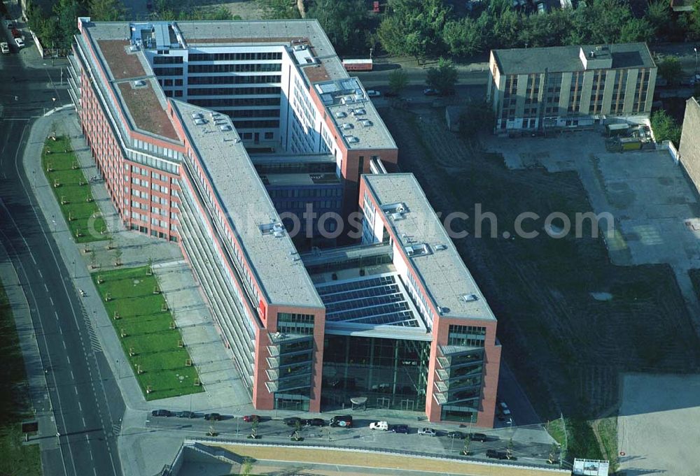 Berlin Friedrichshain from the bird's eye view: 20.09.2004, Blick auf das neue Verdi Gebäude. Der ver.di-Landesbezirk ist zusammen mit dem ver.di-Bezirk Berlin und der ver.di-Bundesverwaltung in den Neubau in der Köpenicker Straße