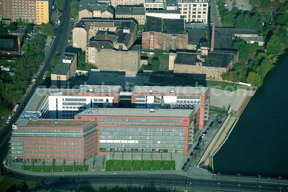 Berlin Friedrichshain from above - 20.09.2004, Blick auf das neue Verdi Gebäude. Der ver.di-Landesbezirk ist zusammen mit dem ver.di-Bezirk Berlin und der ver.di-Bundesverwaltung in den Neubau in der Köpenicker Straße gezogen. Das gesamte Bauvorhaben lag im Zeitplan, die Schlüsselübergabe erfolgte am 30. Juni 2004.Köpenicker Str. 30, 10179 BerlinTel.: (030) 88 66 - 6, Fax: (030) 88 66 - 49 99