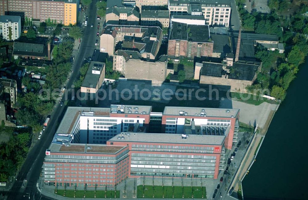 Berlin Friedrichshain from the bird's eye view: 20.09.2004, Blick auf das neue Verdi Gebäude. Der ver.di-Landesbezirk ist zusammen mit dem ver.di-Bezirk Berlin und der ver.di-Bundesverwaltung in den Neubau in der Köpenicker Straße gezogen. Das gesamte Bauvorhaben lag im Zeitplan, die Schlüsselübergabe erfolgte am 30. Juni 2004.Köpenicker Str. 30, 10179 BerlinTel.: (030) 88 66 - 6, Fax: (030) 88 66 - 49 99