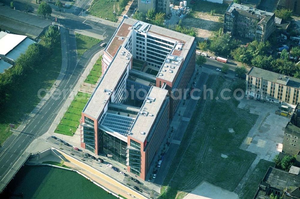 Aerial image Berlin Friedrichshain - 19.09.2004, Blick auf das neue Verdi Gebäude. Der ver.di-Landesbezirk ist zusammen mit dem ver.di-Bezirk Berlin und der ver.di-Bundesverwaltung in den Neubau in der Köpenicker Straße gezogen. Das gesamte Bauvorhaben lag im Zeitplan, die Schlüsselübergabe erfolgte am 30. Juni 2004.Köpenicker Str. 30, 10179 BerlinTel.: (030) 88 66 - 6, Fax: (030) 88 66 - 49 99