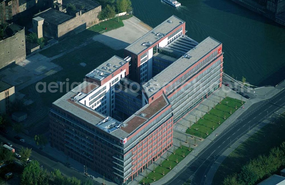 Aerial photograph Berlin Friedrichshain - 19.09.2004, Blick auf das neue Verdi Gebäude. Der ver.di-Landesbezirk ist zusammen mit dem ver.di-Bezirk Berlin und der ver.di-Bundesverwaltung in den Neubau in der Köpenicker Straße gezogen. Das gesamte Bauvorhaben lag im Zeitplan, die Schlüsselübergabe erfolgte am 30. Juni 2004.Köpenicker Str. 30, 10179 BerlinTel.: (030) 88 66 - 6, Fax: (030) 88 66 - 49 99