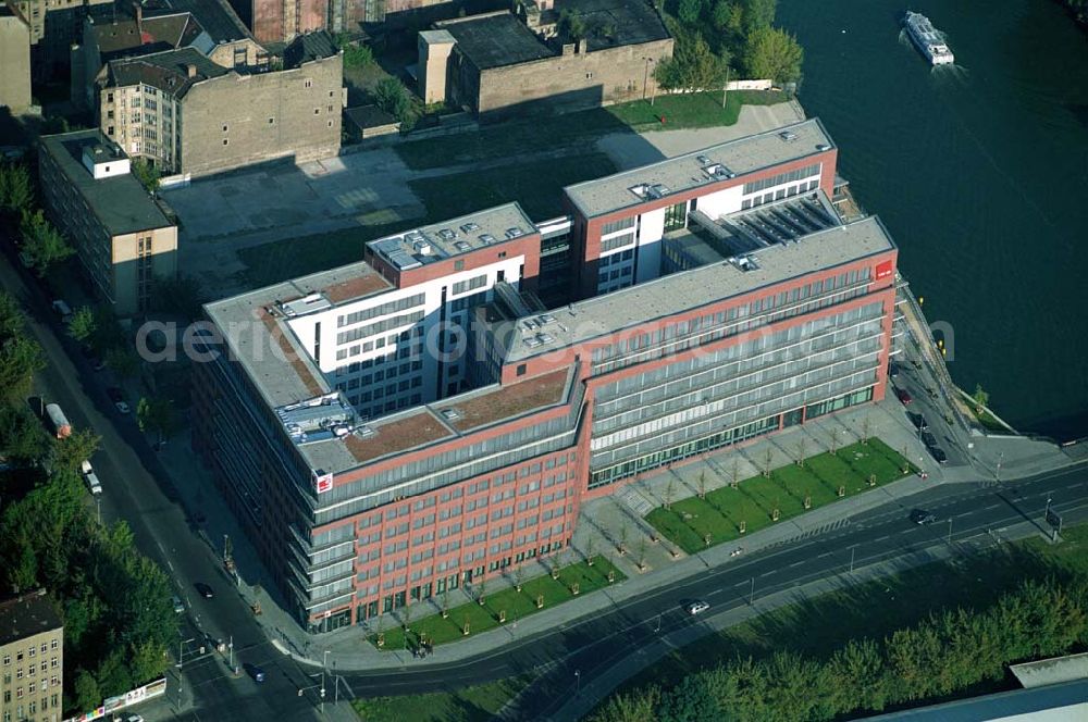 Berlin Friedrichshain from above - 19.09.2004, Blick auf das neue Verdi Gebäude. Der ver.di-Landesbezirk ist zusammen mit dem ver.di-Bezirk Berlin und der ver.di-Bundesverwaltung in den Neubau in der Köpenicker Straße gezogen. Das gesamte Bauvorhaben lag im Zeitplan, die Schlüsselübergabe erfolgte am 30. Juni 2004.Köpenicker Str. 30, 10179 BerlinTel.: (030) 88 66 - 6, Fax: (030) 88 66 - 49 99