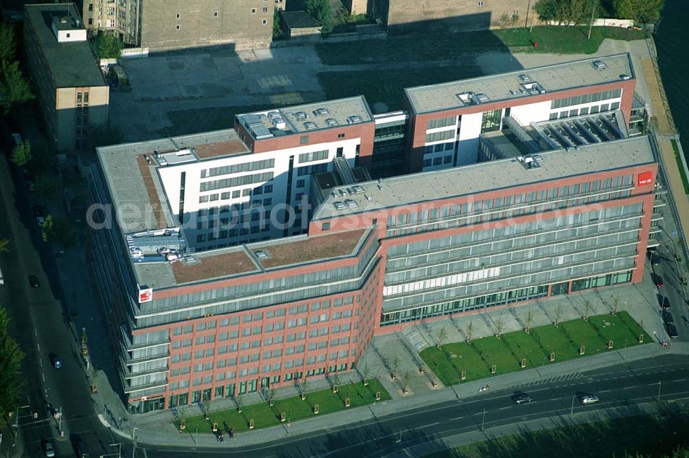 Berlin Friedrichshain from the bird's eye view: 19.09.2004, Blick auf das neue Verdi Gebäude. Der ver.di-Landesbezirk ist zusammen mit dem ver.di-Bezirk Berlin und der ver.di-Bundesverwaltung in den Neubau in der Köpenicker Straße gezogen. Das gesamte Bauvorhaben lag im Zeitplan, die Schlüsselübergabe erfolgte am 30. Juni 2004.Köpenicker Str. 30, 10179 BerlinTel.: (030) 88 66 - 6, Fax: (030) 88 66 - 49 99