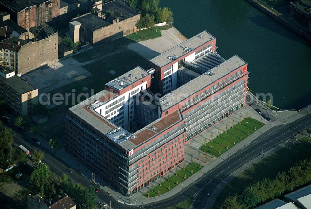 Aerial photograph Berlin Friedrichshain - 19.09.2004, Blick auf das neue Verdi Gebäude. Der ver.di-Landesbezirk ist zusammen mit dem ver.di-Bezirk Berlin und der ver.di-Bundesverwaltung in den Neubau in der Köpenicker Straße gezogen. Das gesamte Bauvorhaben lag im Zeitplan, die Schlüsselübergabe erfolgte am 30. Juni 2004.Köpenicker Str. 30, 10179 BerlinTel.: (030) 88 66 - 6, Fax: (030) 88 66 - 49 99