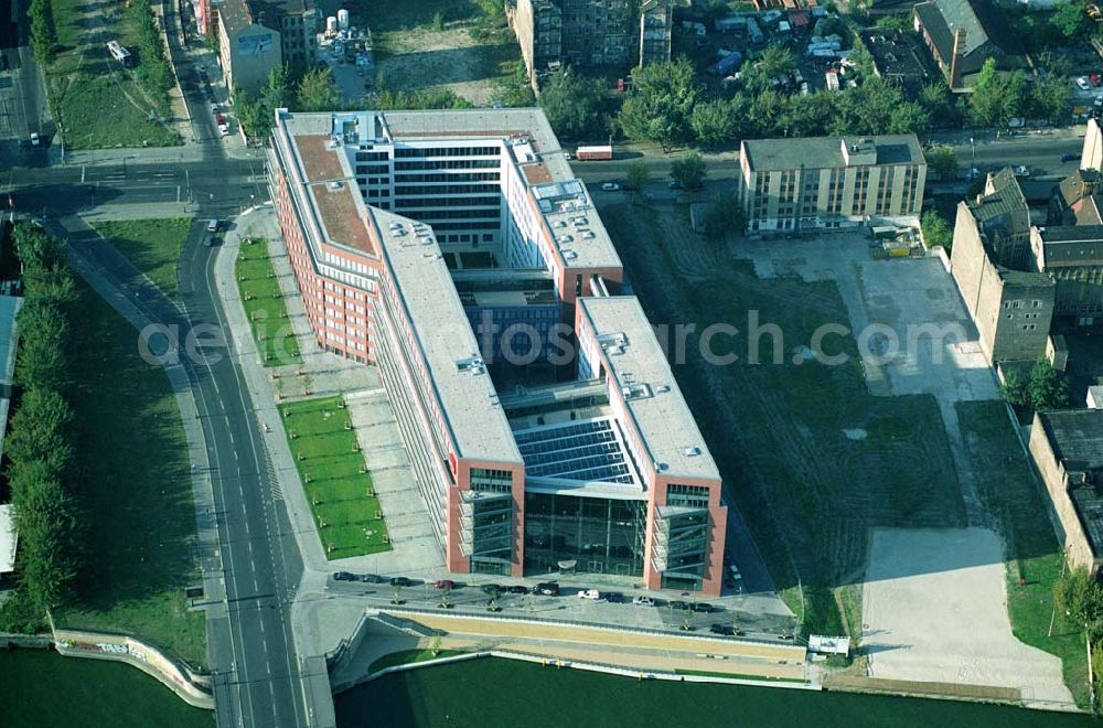 Berlin Friedrichshain from above - 19.09.2004, Blick auf das neue Verdi Gebäude. Der ver.di-Landesbezirk ist zusammen mit dem ver.di-Bezirk Berlin und der ver.di-Bundesverwaltung in den Neubau in der Köpenicker Straße gezogen. Das gesamte Bauvorhaben lag im Zeitplan, die Schlüsselübergabe erfolgte am 30. Juni 2004.Köpenicker Str. 30, 10179 BerlinTel.: (030) 88 66 - 6, Fax: (030) 88 66 - 49 99