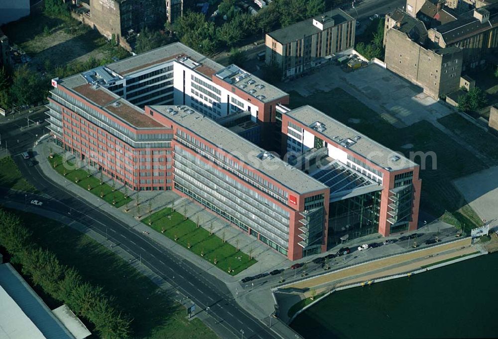 Aerial photograph Berlin Friedrichshain - 19.09.2004, Blick auf das neue Verdi Gebäude. Der ver.di-Landesbezirk ist zusammen mit dem ver.di-Bezirk Berlin und der ver.di-Bundesverwaltung in den Neubau in der Köpenicker Straße gezogen. Das gesamte Bauvorhaben lag im Zeitplan, die Schlüsselübergabe erfolgte am 30. Juni 2004.Köpenicker Str. 30, 10179 BerlinTel.: (030) 88 66 - 6, Fax: (030) 88 66 - 49 99