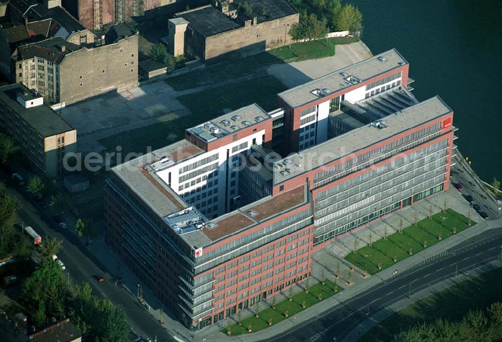 Aerial photograph Berlin Friedrichshain - 19.09.2004, Blick auf das neue Verdi Gebäude. Der ver.di-Landesbezirk ist zusammen mit dem ver.di-Bezirk Berlin und der ver.di-Bundesverwaltung in den Neubau in der Köpenicker Straße gezogen. Das gesamte Bauvorhaben lag im Zeitplan, die Schlüsselübergabe erfolgte am 30. Juni 2004.Köpenicker Str. 30, 10179 BerlinTel.: (030) 88 66 - 6, Fax: (030) 88 66 - 49 99