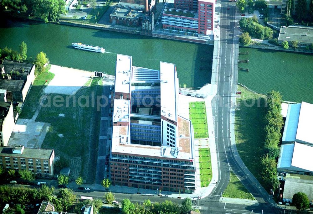 Berlin Friedrichshain from above - 19.09.2004, Blick auf das neue Verdi Gebäude. Der ver.di-Landesbezirk ist zusammen mit dem ver.di-Bezirk Berlin und der ver.di-Bundesverwaltung in den Neubau in der Köpenicker Straße gezogen. Das gesamte Bauvorhaben lag im Zeitplan, die Schlüsselübergabe erfolgte am 30. Juni 2004.Köpenicker Str. 30, 10179 BerlinTel.: (030) 88 66 - 6, Fax: (030) 88 66 - 49 99