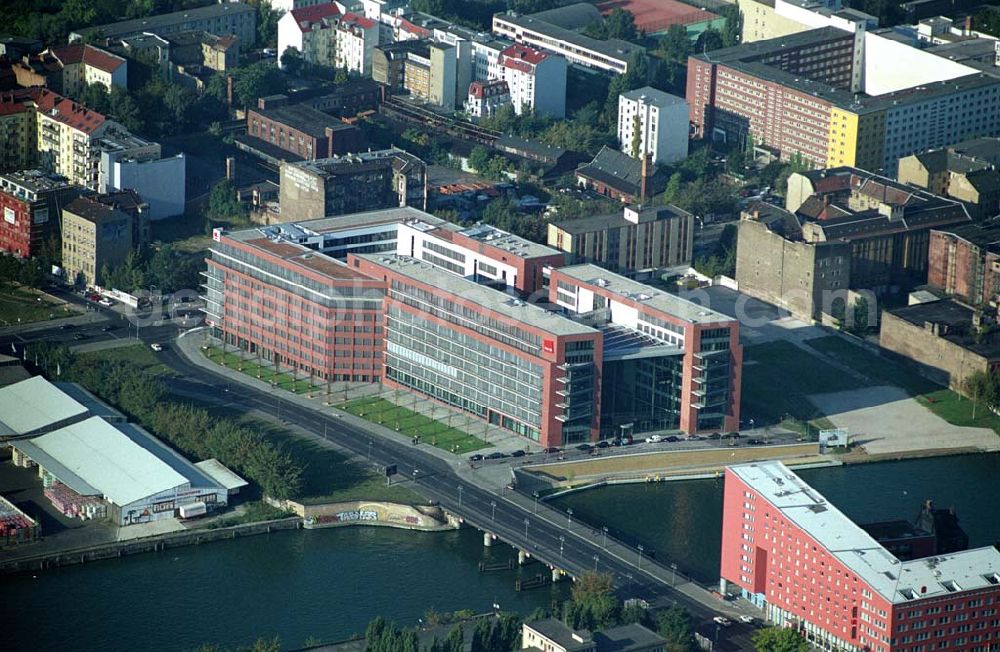 Aerial image Berlin Friedrichshain - 19.09.2004, Blick auf das neue Verdi Gebäude. Der ver.di-Landesbezirk ist zusammen mit dem ver.di-Bezirk Berlin und der ver.di-Bundesverwaltung in den Neubau in der Köpenicker Straße gezogen. Das gesamte Bauvorhaben lag im Zeitplan, die Schlüsselübergabe erfolgte am 30. Juni 2004.Köpenicker Str. 30, 10179 BerlinTel.: (030) 88 66 - 6, Fax: (030) 88 66 - 49 99