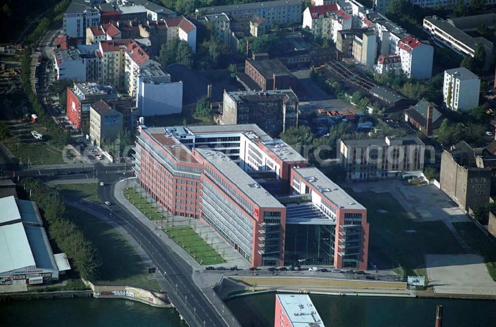 Aerial photograph Berlin Friedrichshain - 19.09.2004, Blick auf das neue Verdi Gebäude. Der ver.di-Landesbezirk ist zusammen mit dem ver.di-Bezirk Berlin und der ver.di-Bundesverwaltung in den Neubau in der Köpenicker Straße gezogen. Das gesamte Bauvorhaben lag im Zeitplan, die Schlüsselübergabe erfolgte am 30. Juni 2004.Köpenicker Str. 30, 10179 BerlinTel.: (030) 88 66 - 6, Fax: (030) 88 66 - 49 99