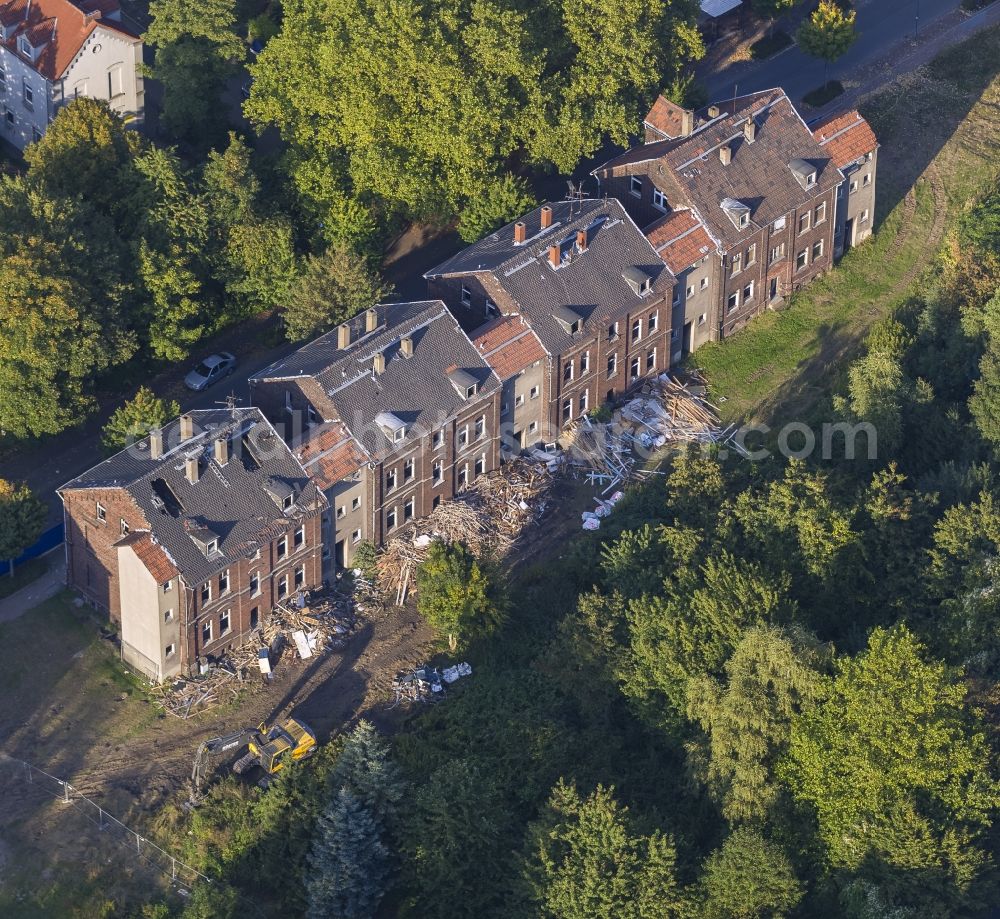 Aerial photograph Gladbeck - Decaying Ruins demolition of vacant multi-family residential properties along the Uhland Street in Gladbeck in the state of North Rhine-Westphalia