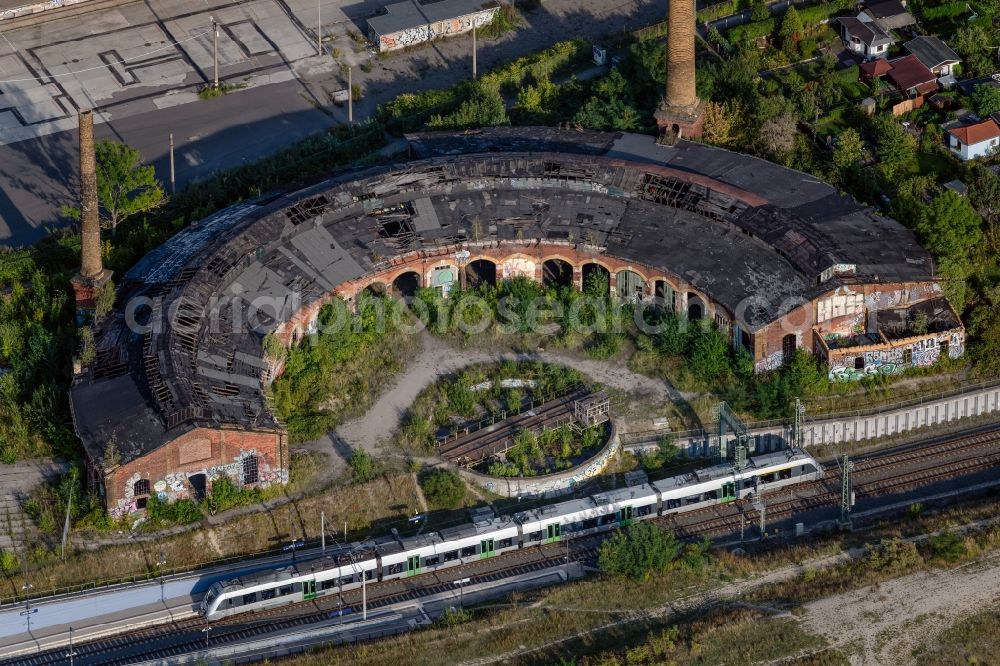 Aerial image Leipzig - Decaying tracks at the ruins of the round shed (also locomotive shed) Lokschuppen Bayerischer Bahnhof on street Semmelweisstrasse in Leipzig in the state Saxony, Germany