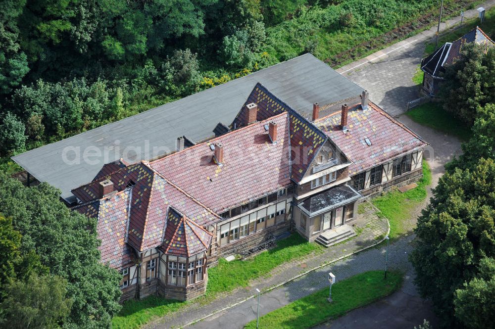 Aerial image Friedrichroda / Thüringen OT Reinhardtsbrunn - Blick auf den Verfallender Bahnhof Reinhardsbrunn - Friedrichroda im Thüringer Wald. Der Bahnhof wurde im Zuge der 1848 eröffneten Strecke Erfurt-Waltershausen 1876 gebaut. Heute ist er größtenteils verfallen und wird kaum noch befahren. View of the train station Friedrichroda in the Thuringian Forest.