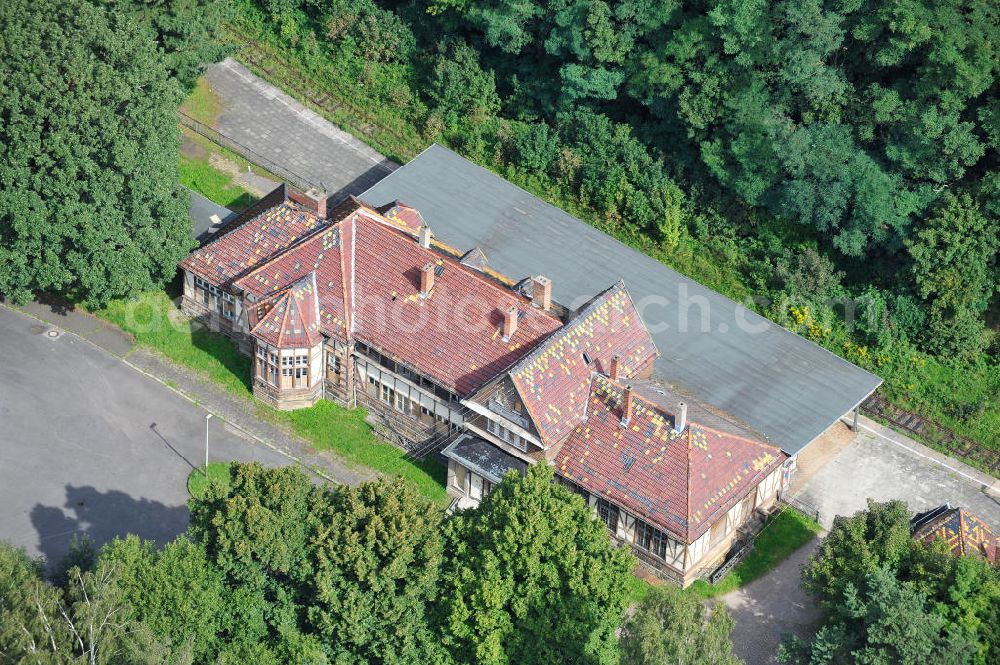 Friedrichroda / Thüringen OT Reinhardtsbrunn from above - Blick auf den Verfallender Bahnhof Reinhardsbrunn - Friedrichroda im Thüringer Wald. Der Bahnhof wurde im Zuge der 1848 eröffneten Strecke Erfurt-Waltershausen 1876 gebaut. Heute ist er größtenteils verfallen und wird kaum noch befahren. View of the train station Friedrichroda in the Thuringian Forest.