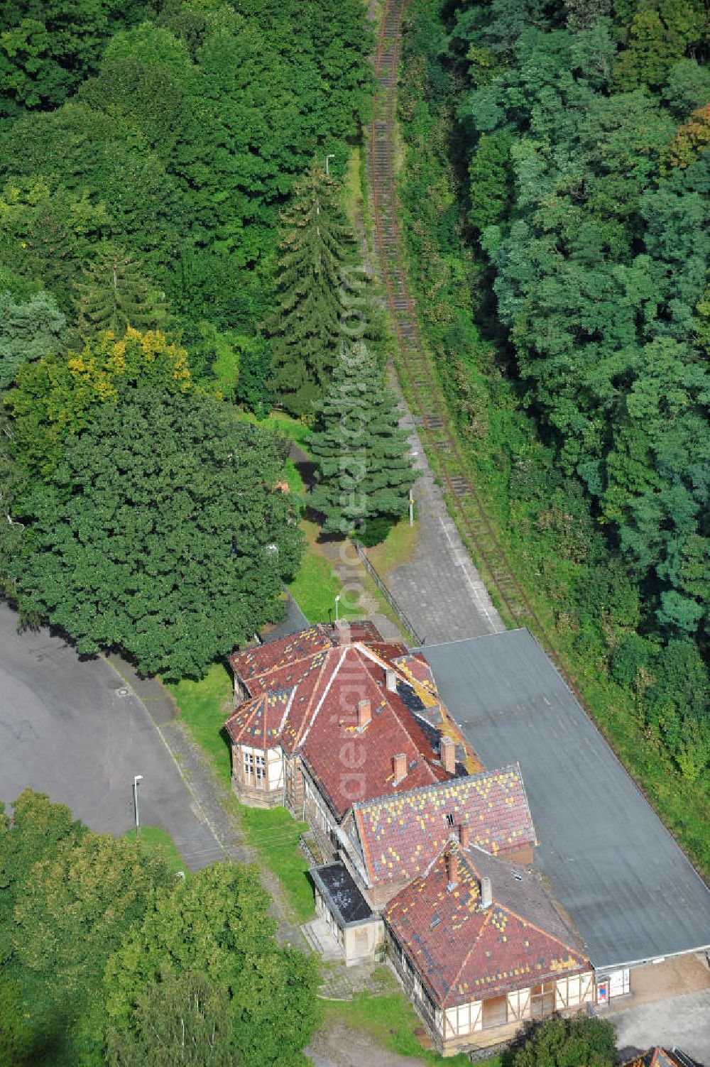 Friedrichroda / Thüringen OT Reinhardtsbrunn from the bird's eye view: Blick auf den Verfallender Bahnhof Reinhardsbrunn - Friedrichroda im Thüringer Wald. Der Bahnhof wurde im Zuge der 1848 eröffneten Strecke Erfurt-Waltershausen 1876 gebaut. Heute ist er größtenteils verfallen und wird kaum noch befahren. View of the train station Friedrichroda in the Thuringian Forest.