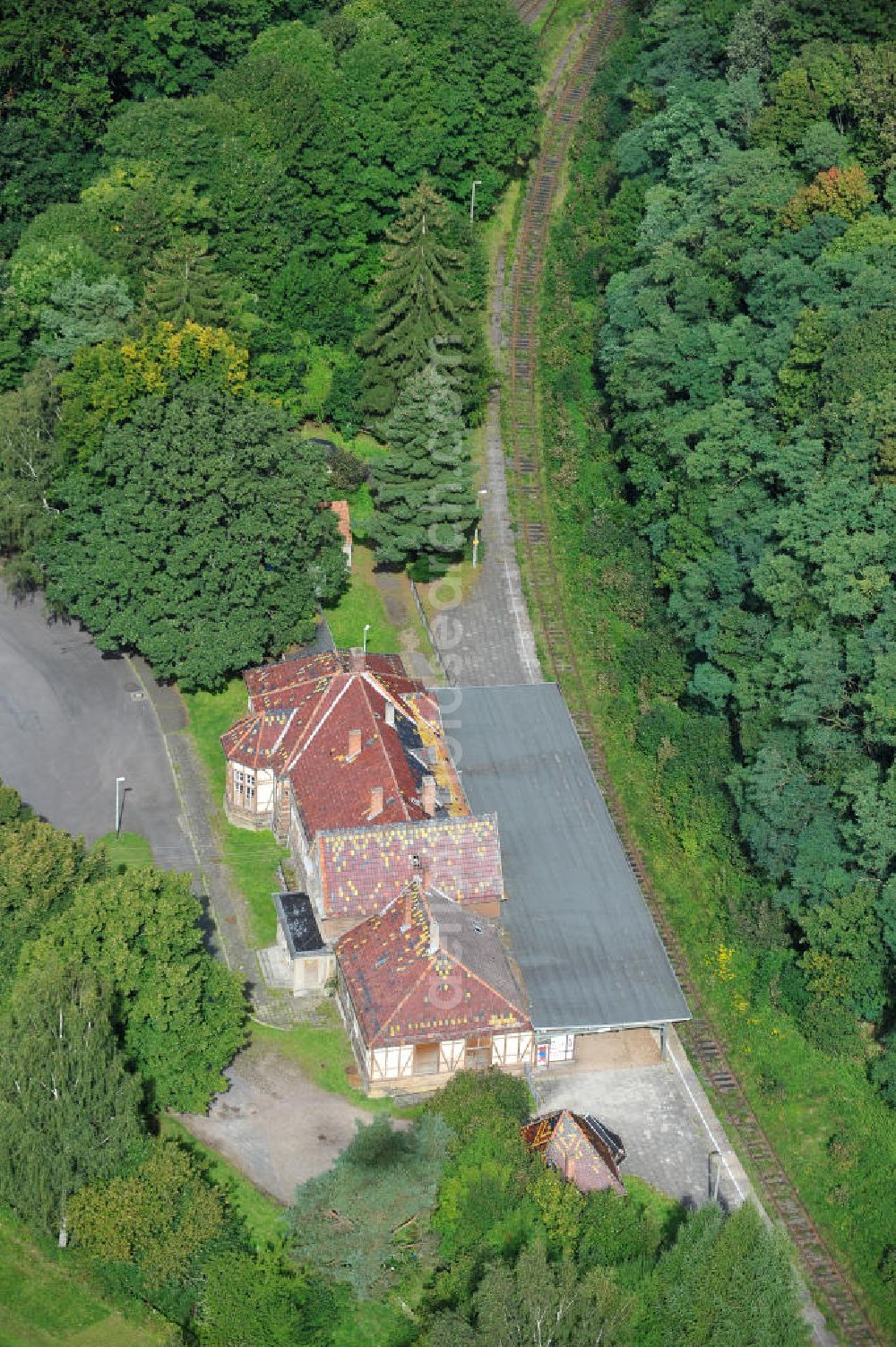 Aerial image Friedrichroda / Thüringen OT Reinhardtsbrunn - Blick auf den Verfallender Bahnhof Reinhardsbrunn - Friedrichroda im Thüringer Wald. Der Bahnhof wurde im Zuge der 1848 eröffneten Strecke Erfurt-Waltershausen 1876 gebaut. Heute ist er größtenteils verfallen und wird kaum noch befahren. View of the train station Friedrichroda in the Thuringian Forest.