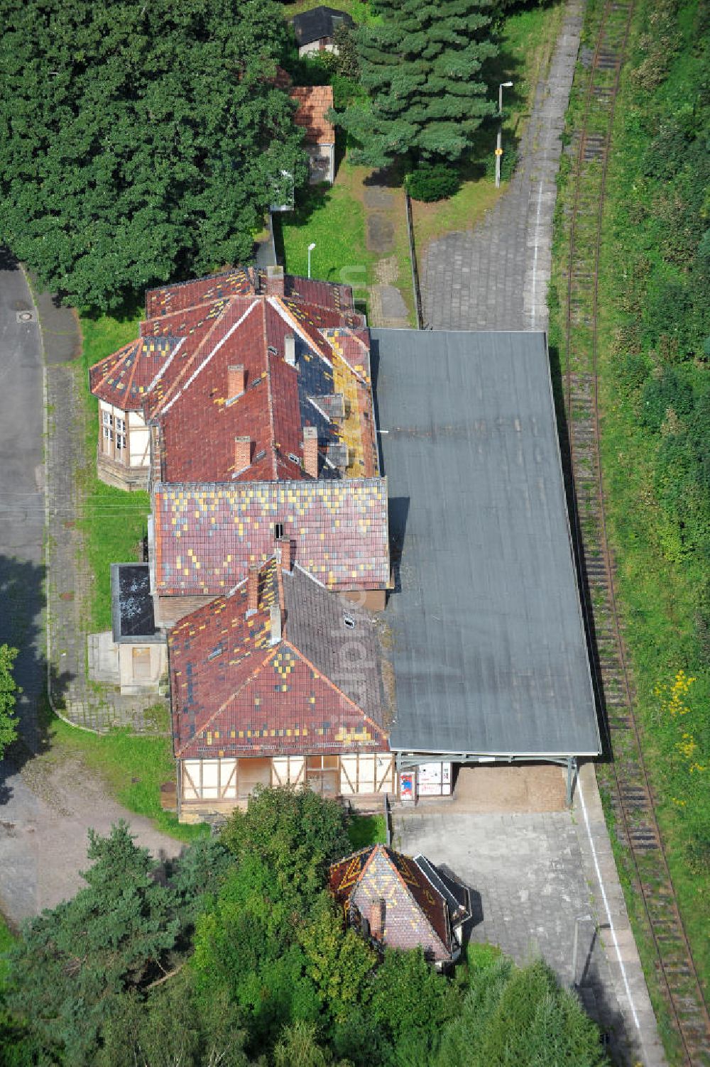 Aerial photograph Friedrichroda / Thüringen OT Reinhardtsbrunn - Blick auf den Verfallender Bahnhof Reinhardsbrunn - Friedrichroda im Thüringer Wald. Der Bahnhof wurde im Zuge der 1848 eröffneten Strecke Erfurt-Waltershausen 1876 gebaut. Heute ist er größtenteils verfallen und wird kaum noch befahren. View of the train station Friedrichroda in the Thuringian Forest.