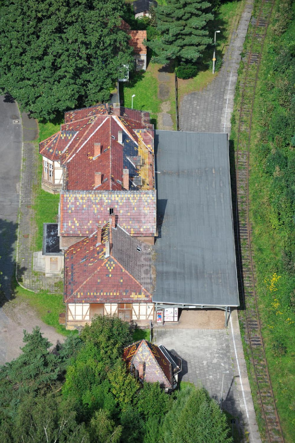 Friedrichroda / Thüringen OT Reinhardtsbrunn from above - Blick auf den Verfallender Bahnhof Reinhardsbrunn - Friedrichroda im Thüringer Wald. Der Bahnhof wurde im Zuge der 1848 eröffneten Strecke Erfurt-Waltershausen 1876 gebaut. Heute ist er größtenteils verfallen und wird kaum noch befahren. View of the train station Friedrichroda in the Thuringian Forest.