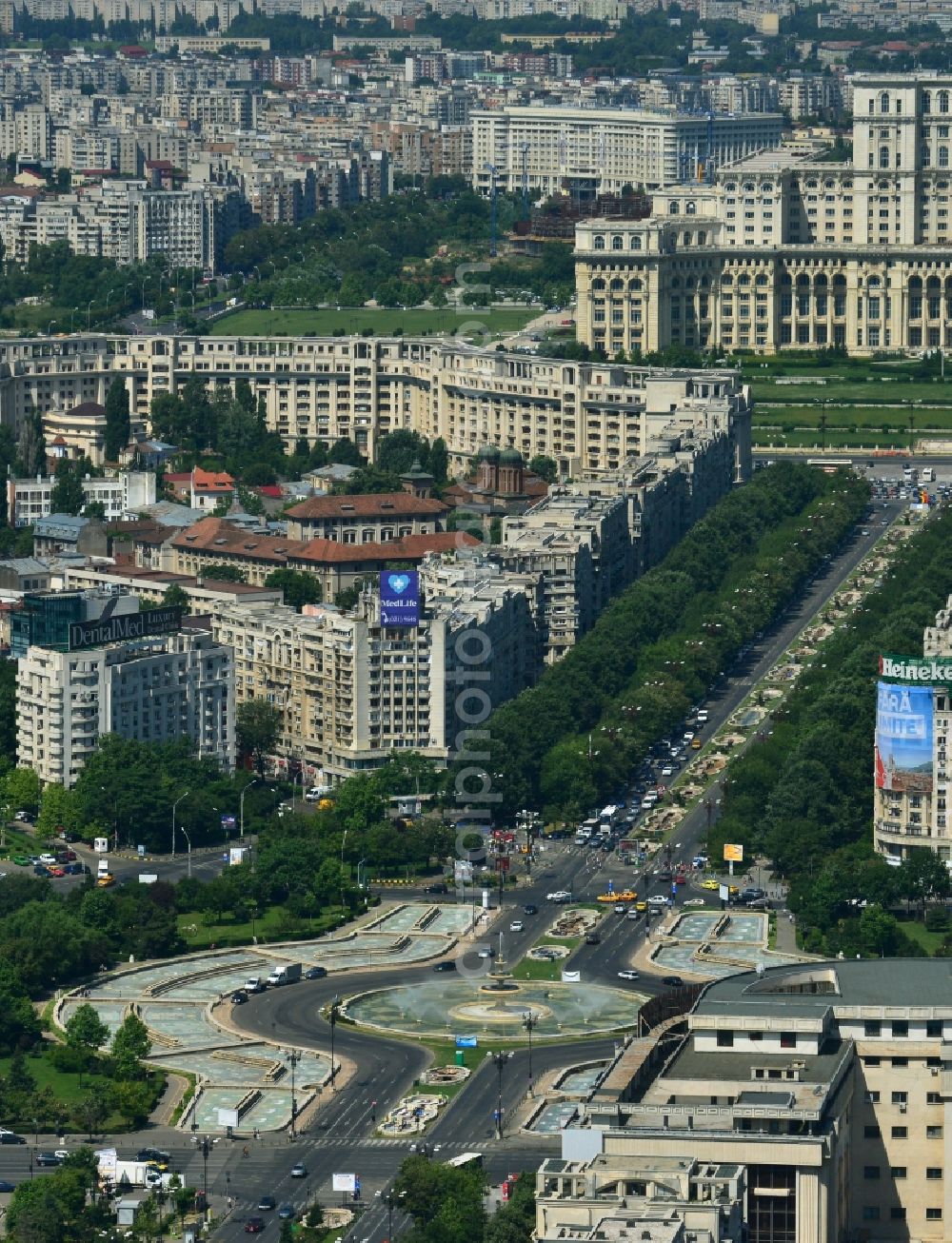 Aerial photograph Bukarest - Decaying superb fountain at Piata Unirii to avenue of Bulevardul Bd Unirii in the city center of the capital city of Bucharest in Romania