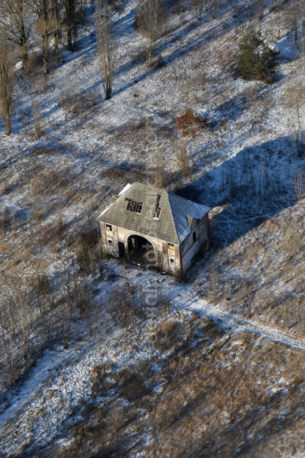 Aerial photograph Brandenburg an der Havel - Decaying former military building in a snow-covered park on Magdeburger Strasse in Brandenburg an der Havel in the state of Brandenburg. The area is being redeveloped as a commercial and industrial area