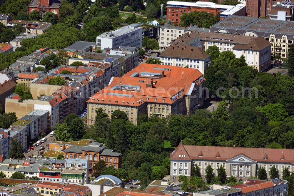 Berlin from the bird's eye view: View of the Constitutional Court of the State of Berlin and Sophie Scholl School in the Elssholzstrasse in Berlin - Schöneberg. The Kammergericht and Constitutional Court is surrounded by trees just off the green areas of the Heinrich von Kleist Park. The building of the Sophie Scholl School is also the location for Schoneberg district library, the Gertrud Kolmar Library