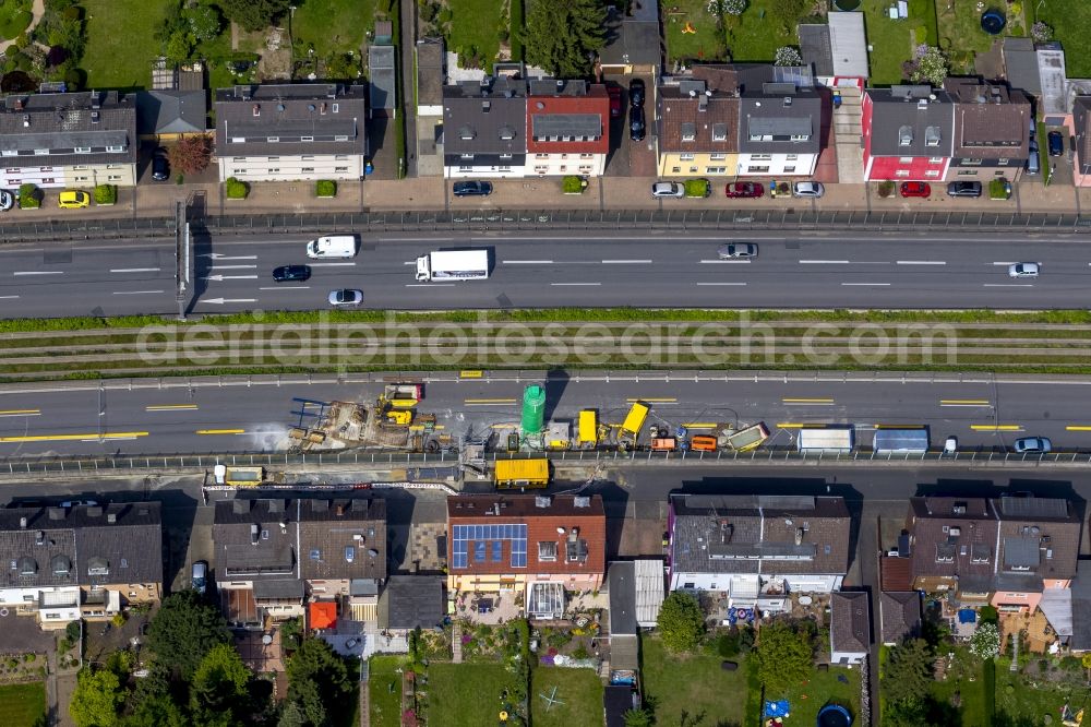 Essen from the bird's eye view: Filling of the possible days break at blocking the motorway A40 motorway and the A52 in Essen in North Rhine-Westphalia