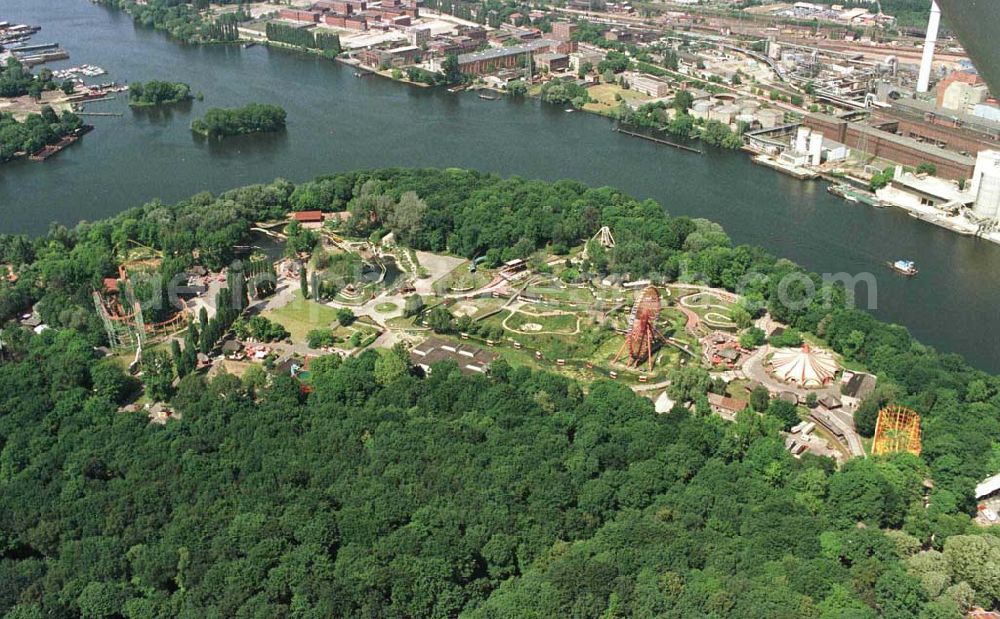 Aerial image Berlin-Treptow - Vergnügungspark im Plänterwald.