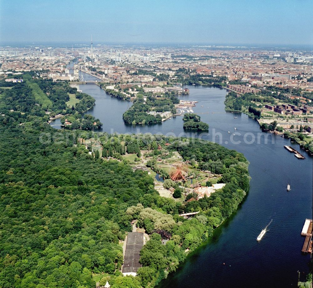 Berlin from the bird's eye view: The Spree Park was a popular amusement park in the district of Berlin-Plänterwald. In a park-like grounds on the banks of the Spree, there were a variety of rides such as the Ferris wheel. In the background the Strahlau Peninsula and the Isle of Youth is seen