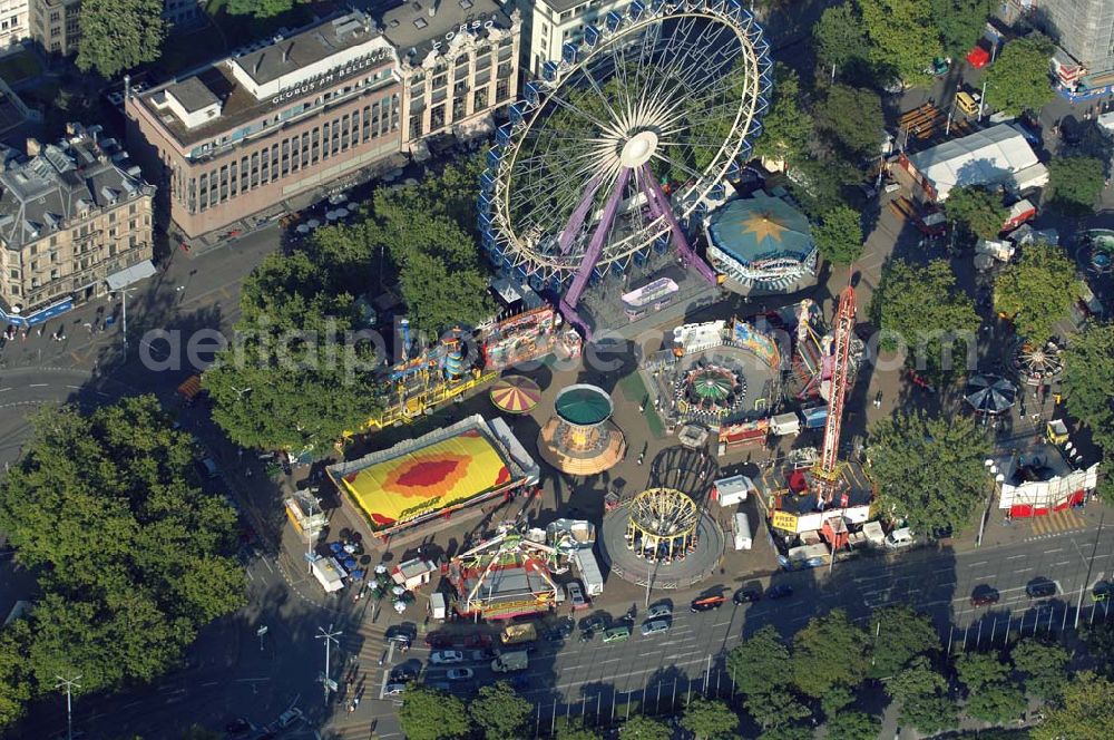 Aerial image Zürich - Blick auf das Riesenrad und an deren Attraktionen. Alle drei Jahre findet hier das 'Züri Fäscht' statt.