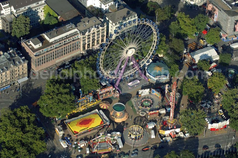 Aerial photograph Zürich - Blick auf das Riesenrad und an deren Attraktionen. Alle drei Jahre findet hier das 'Züri Fäscht' statt.