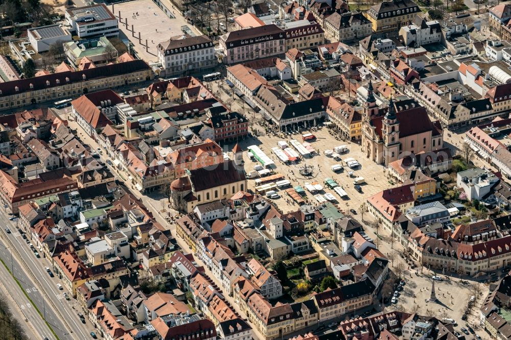 Ludwigsburg from the bird's eye view: Sale and food stands and trade stalls in the market place and Innenstadtbereich in Ludwigsburg in the state Baden-Wuerttemberg, Germany