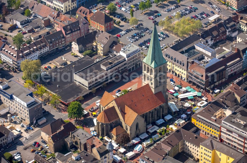 Hamm from the bird's eye view: Market and sale huts and booths auf dem Marktplatz on church Pauluskirche in Hamm in the state North Rhine-Westphalia