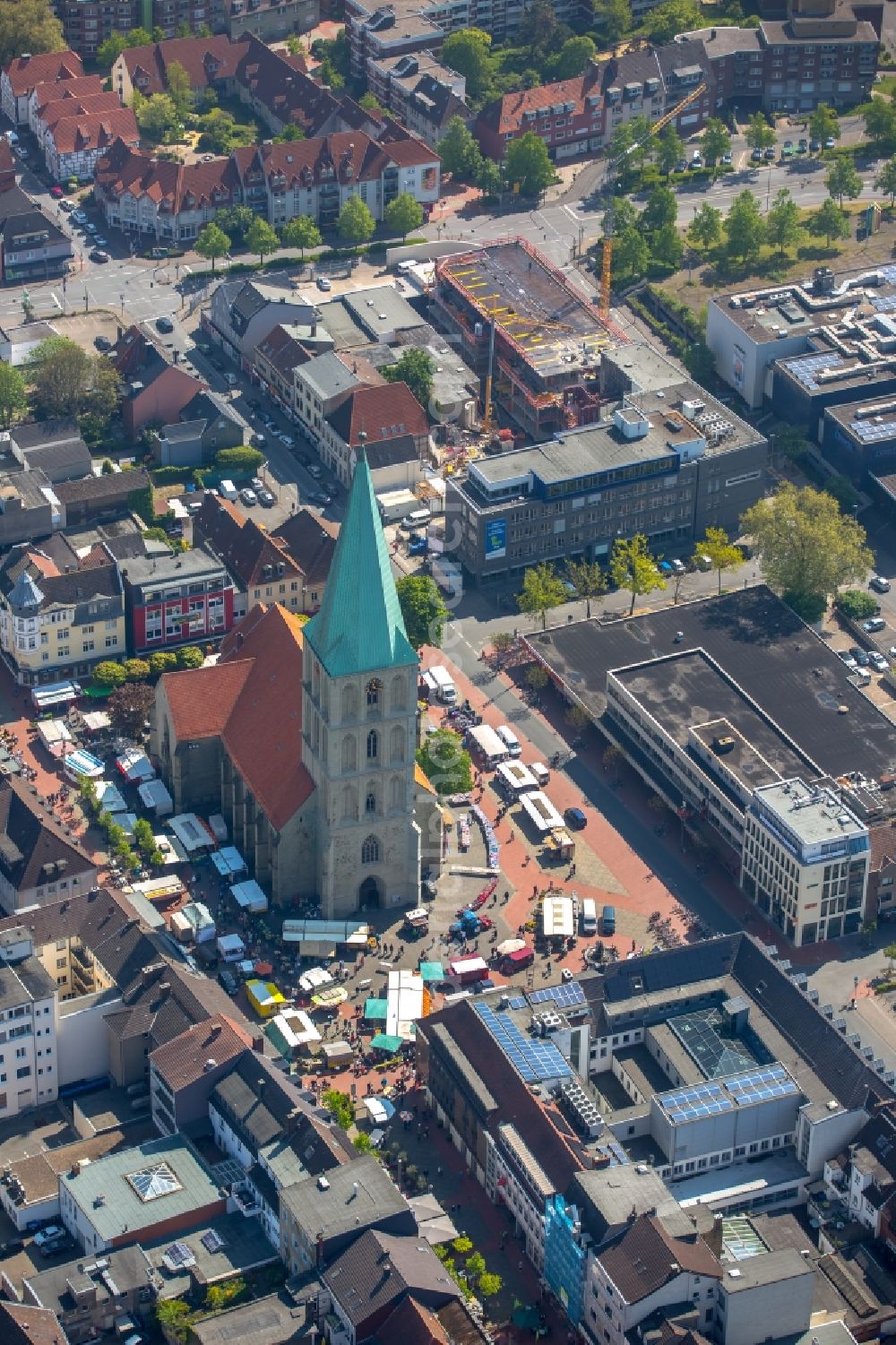 Aerial image Hamm - Market and sale huts and booths auf dem Marktplatz on church Pauluskirche in Hamm in the state North Rhine-Westphalia