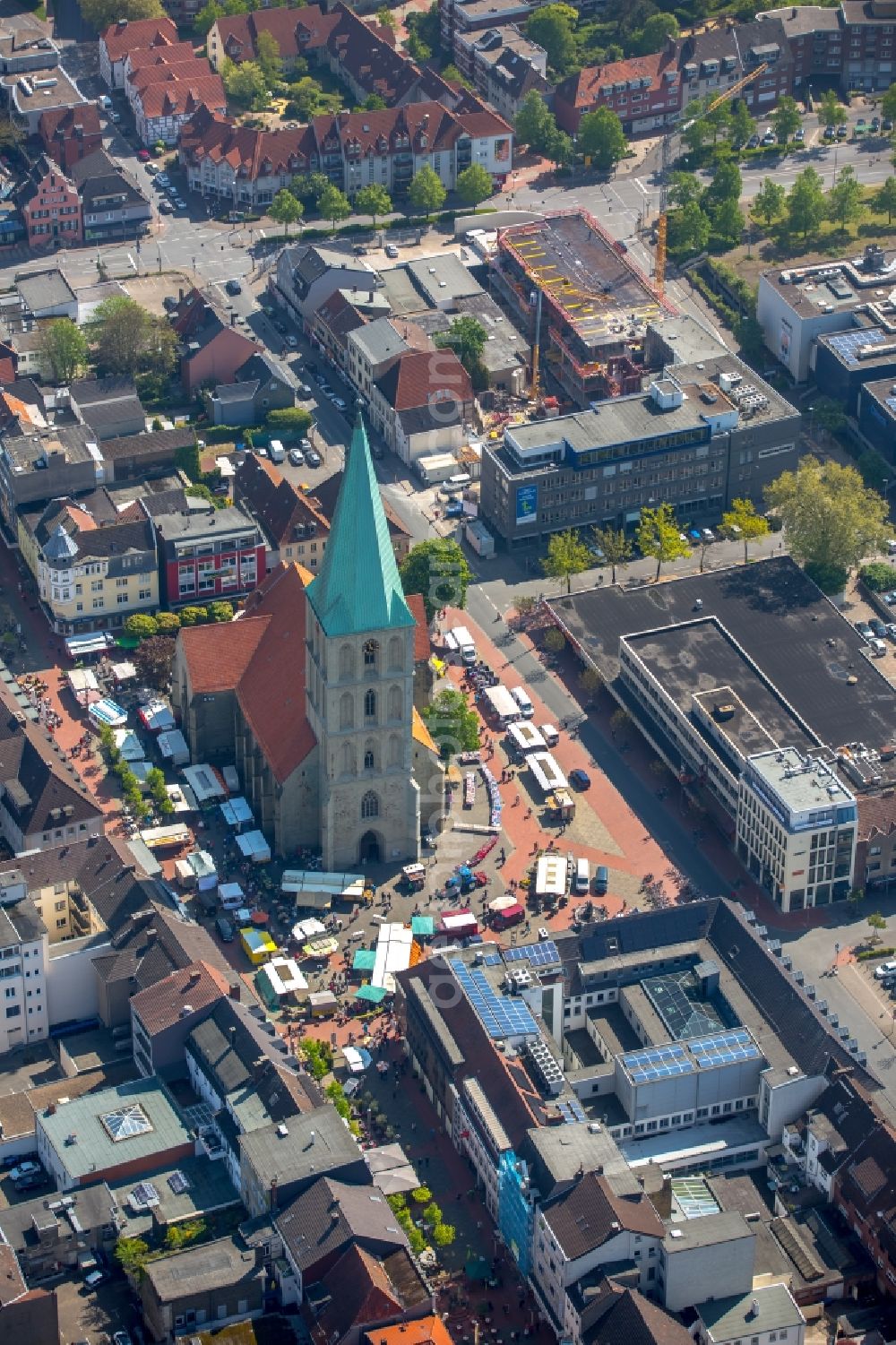 Aerial photograph Hamm - Market and sale huts and booths auf dem Marktplatz on church Pauluskirche in Hamm in the state North Rhine-Westphalia