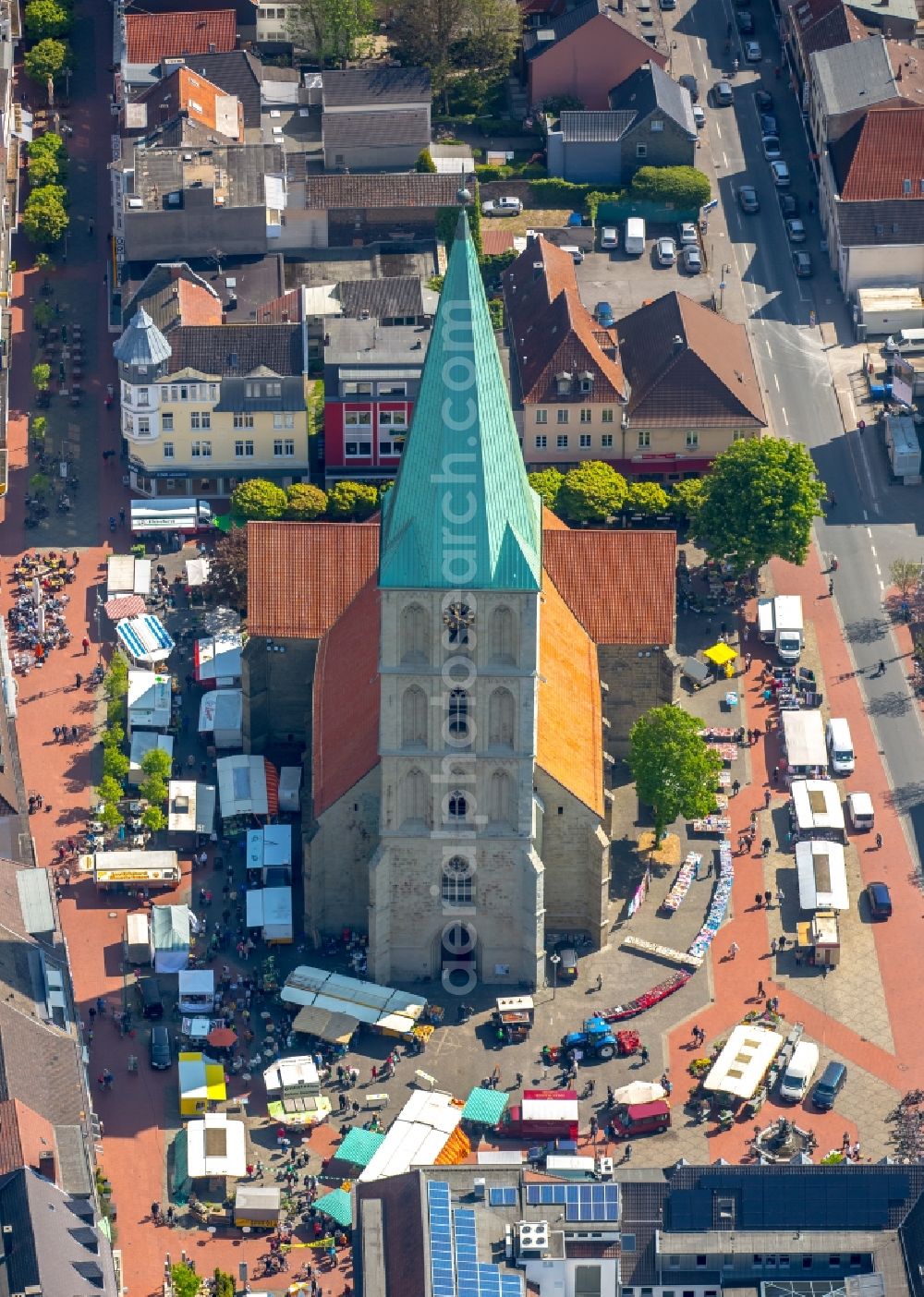 Hamm from above - Market and sale huts and booths auf dem Marktplatz on church Pauluskirche in Hamm in the state North Rhine-Westphalia