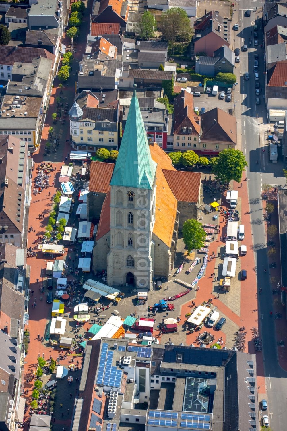 Hamm from the bird's eye view: Market and sale huts and booths auf dem Marktplatz on church Pauluskirche in Hamm in the state North Rhine-Westphalia