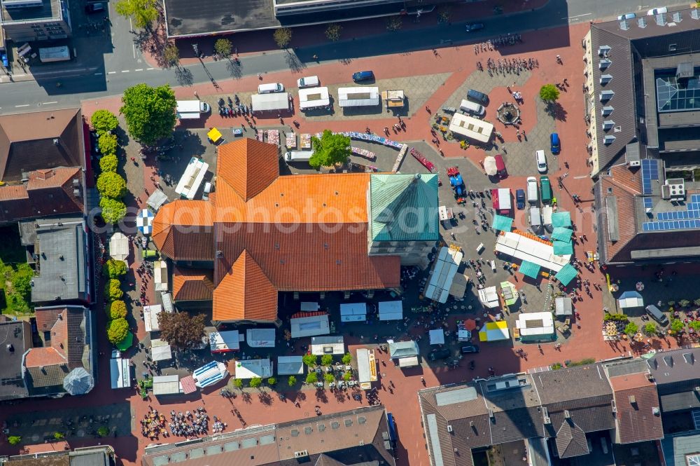 Aerial image Hamm - Market and sale huts and booths auf dem Marktplatz on church Pauluskirche in Hamm in the state North Rhine-Westphalia