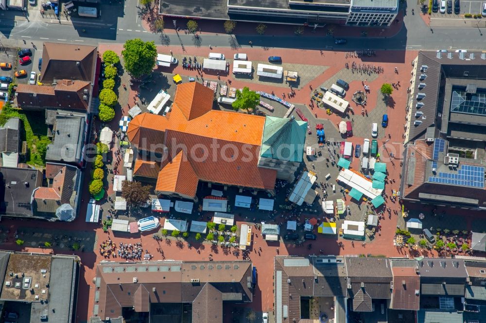 Aerial photograph Hamm - Market and sale huts and booths auf dem Marktplatz on church Pauluskirche in Hamm in the state North Rhine-Westphalia