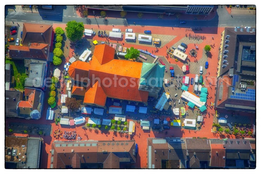 Hamm from above - Market and sale huts and booths auf dem Marktplatz on church Pauluskirche in Hamm in the state North Rhine-Westphalia